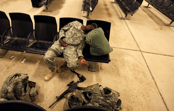 Một binh sỹ của Không quân Mỹ tranh thủ ngủ gật tại một căn cứ quân sự ở Iraq trước khi bay về nước theo chỉ lệnh rút quân của Tổng thống Mỹ Barack Obama (ảnh chụp ngày 1/11/2011).